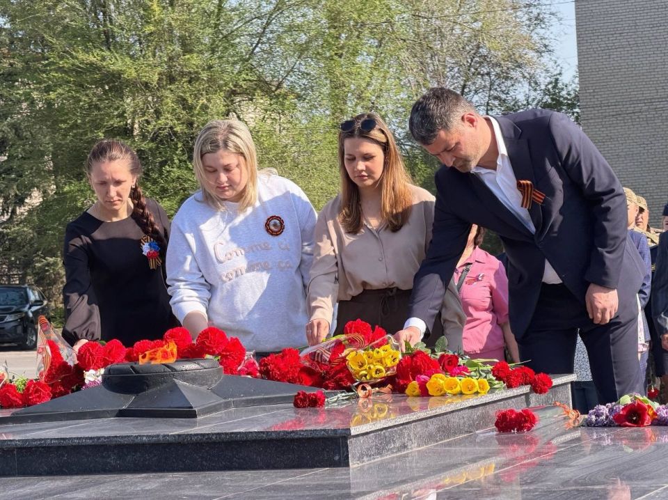 Сергей Колягин: Сразу же после церемонии поднятия копии Знамени Победы, отправились к Братской могиле советских воинов, расположенной на площади Боевой Славы в городе Первомайске Сергей Колягин: Сразу же после церемонии поднятия копии Знамени Победы, отправились к Братской могиле советских воинов, расположенной на площади Боевой Славы в городе Первомайске