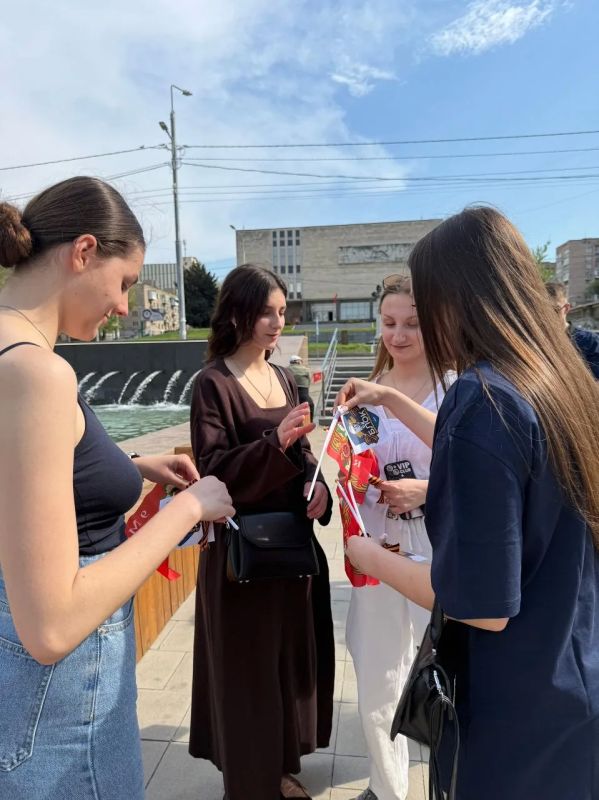Галина Дуброва: Победный май. Вместе с муниципальным депутатом Арсеном Серджаном, ребятами из Молодежной организации ЛДПР ЛНР и Блока Жириновского мы вышли на улицы Луганска, чтобы подарить людям частичку праздника Дня... Галина Дуброва: Победный май. Вместе с муниципальным депутатом Арсеном Серджаном, ребятами из Молодежной организации ЛДПР ЛНР и Блока Жириновского мы вышли на улицы Луганска, чтобы подарить людям частичку праздника Дня...