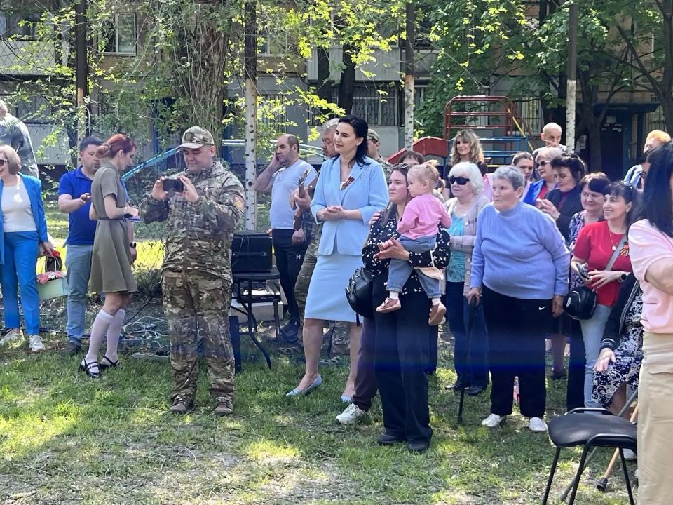 Жители Луганска возлагают цветы и празднуют день великой Победы на улицах города Жители Луганска возлагают цветы и празднуют день великой Победы на улицах города