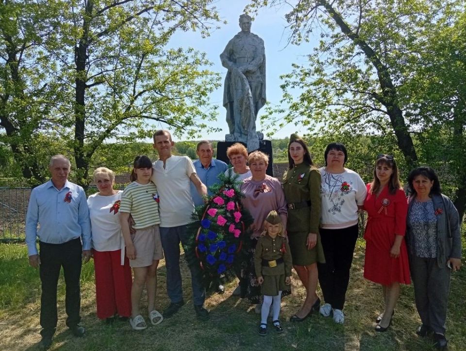 В День Победы жители Новоайдарского округа почтили память героев В День Победы жители Новоайдарского округа почтили память героев
