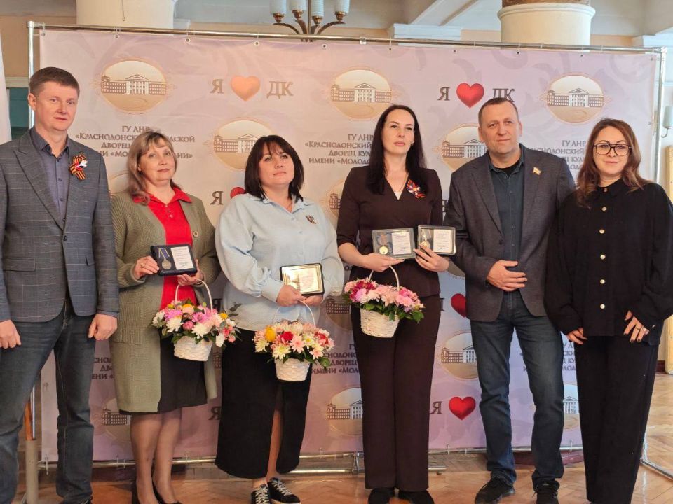Герои нашего времени. В преддверии Дня Победы, во Дворце Культуры имени «Молодой гвардии», депутаты от партии ЛДПР Гринь Сергей и Короленко Сергей, а также координатор Краснодонского м.о. Малаева Надежда наградили... Герои нашего времени. В преддверии Дня Победы, во Дворце Культуры имени «Молодой гвардии», депутаты от партии ЛДПР Гринь Сергей и Короленко Сергей, а также координатор Краснодонского м.о. Малаева Надежда наградили...