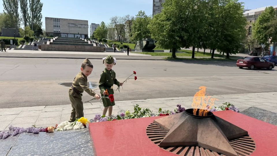 В единстве культуры и памяти: деятели искусства ЛНР возложили цветы к мемориалам Луганска в День Победы В единстве культуры и памяти: деятели искусства ЛНР возложили цветы к мемориалам Луганска в День Победы