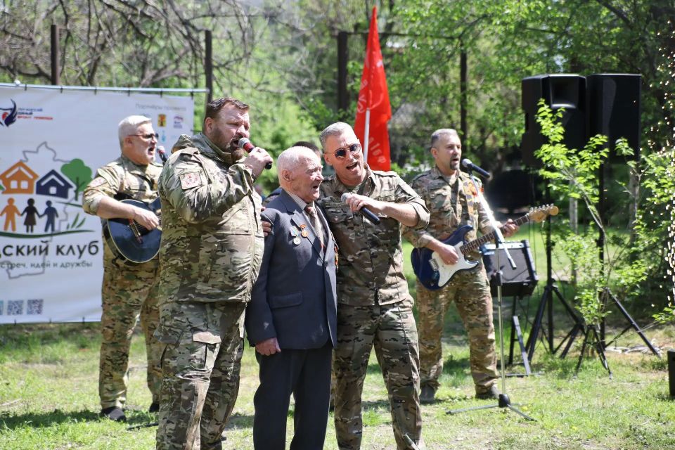 В День Победы во дворах участников Великой Отечественной войны прошли праздничные концерты В День Победы во дворах участников Великой Отечественной войны прошли праздничные концерты
