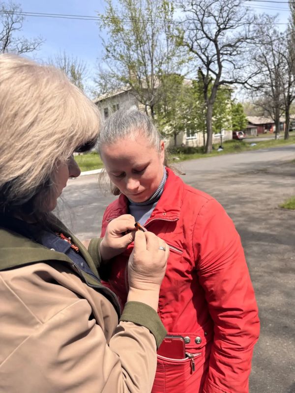 Сегодня георгиевская лента — важный символ Дня Победы, знак уважения к подвигу воинов и исторической памяти народа Сегодня георгиевская лента — важный символ Дня Победы, знак уважения к подвигу воинов и исторической памяти народа