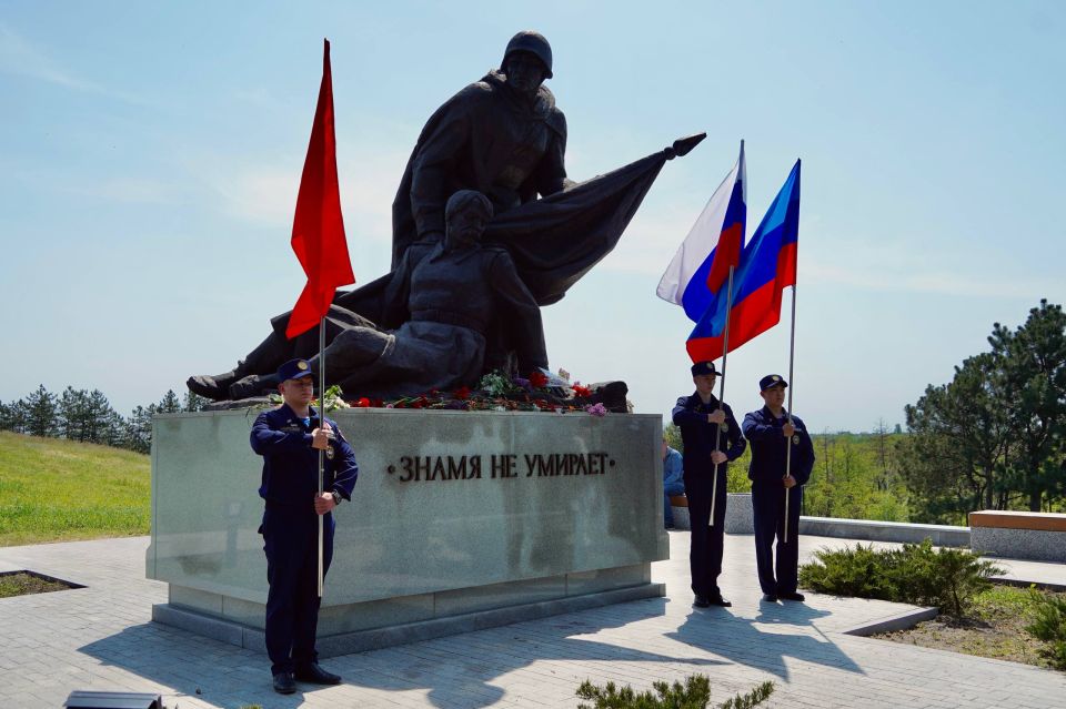 У подножия памяти. В День Победы добровольцы Луганского РО ВСКС возложили цветы к мемориальному комплексу «Острая могила» в Луганске У подножия памяти. В День Победы добровольцы Луганского РО ВСКС возложили цветы к мемориальному комплексу «Острая могила» в Луганске