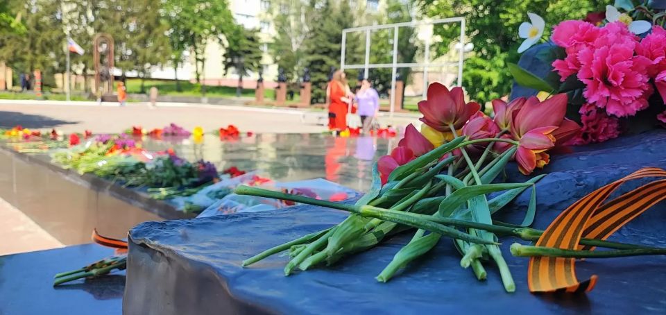 Память, которая живёт в сердце: возложение цветов в День Победы Память, которая живёт в сердце: возложение цветов в День Победы