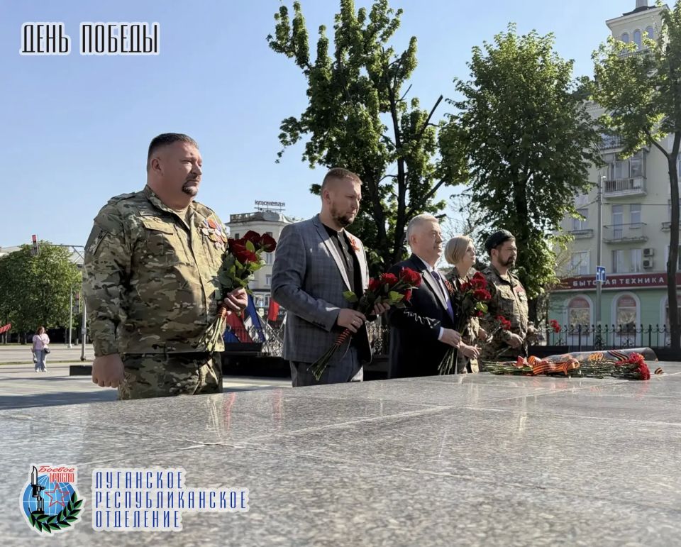9 мая Денис Мирошниченко Председатель Народного Совета Луганской Народной Республики, Виктор Водолацкий депутат Госдумы Российской Федерации, Юрий Резанов руководитель Луганского республиканского отделения Всероссийской... 9 мая Денис Мирошниченко Председатель Народного Совета Луганской Народной Республики, Виктор Водолацкий депутат Госдумы Российской Федерации, Юрий Резанов руководитель Луганского республиканского отделения Всероссийской...