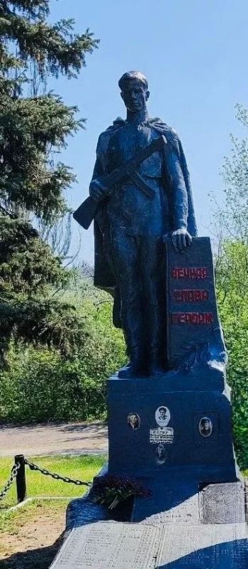 В честь Дня Победы коллектив станции Сборная подразделения Станции Луганск Луганского филиала ФГУП «ЖДН» по многолетней традиции возложил цветы к братской могиле воинов, погибших в годы Великой Отечественной войны В честь Дня Победы коллектив станции Сборная подразделения Станции Луганск Луганского филиала ФГУП «ЖДН» по многолетней традиции возложил цветы к братской могиле воинов, погибших в годы Великой Отечественной войны