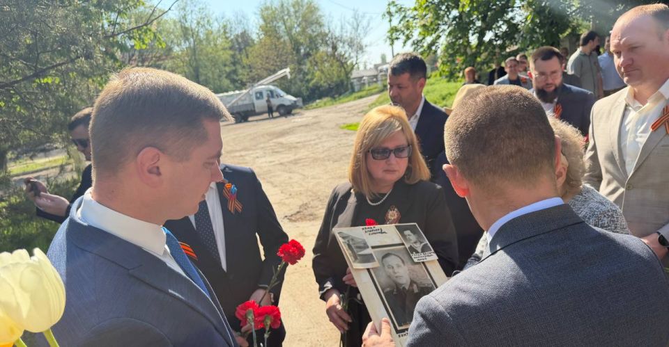 9 мая. Город Первомайск. С самого утра вместе с однопартийцами и неравнодушными жителями возложил алые гвоздики к подножиям наших памятных мемориалов 9 мая. Город Первомайск. С самого утра вместе с однопартийцами и неравнодушными жителями возложил алые гвоздики к подножиям наших памятных мемориалов
