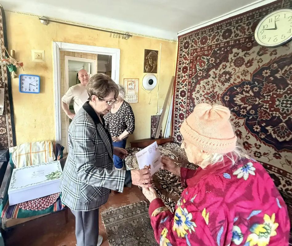 В преддверии Дня Победы председатель Совета города Рубежное Нелли Задирака и советник главы администрации Геннадий Царьков поздравили почётных граждан города В преддверии Дня Победы председатель Совета города Рубежное Нелли Задирака и советник главы администрации Геннадий Царьков поздравили почётных граждан города