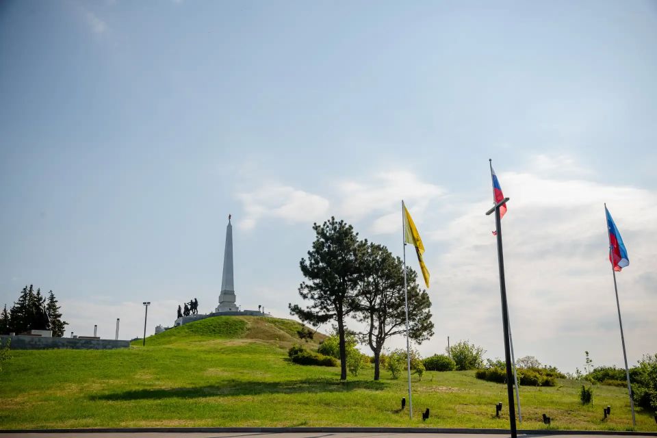 Леонид Пасечник возложил цветы к мемориалу «Острая Могила» в День Победы Леонид Пасечник возложил цветы к мемориалу «Острая Могила» в День Победы
