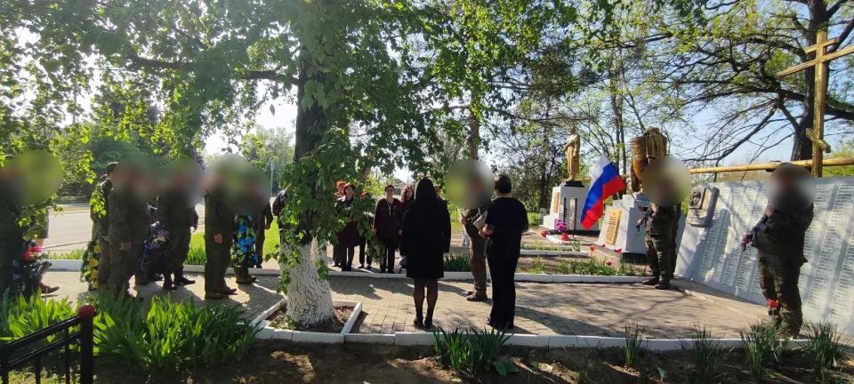В преддверии Дня Великой Победы работники Петровского Дома культуры, совместно с Петровским ОЖО и военнослужащими, почтили память павших в Великую Отечественную войну за свободу и независимость нашей Родины минутой молчания... В преддверии Дня Великой Победы работники Петровского Дома культуры, совместно с Петровским ОЖО и военнослужащими, почтили память павших в Великую Отечественную войну за свободу и независимость нашей Родины минутой молчания...