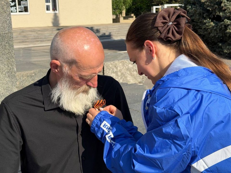 Сергей Колягин: Праздничное утро в городе Первомайске началось с торжественной церемонии поднятия копии Знамени Победы — штурмового флага 150-й ордена Кутузова II степени Идрицкой стрелковой дивизии, установленного бойцами... Сергей Колягин: Праздничное утро в городе Первомайске началось с торжественной церемонии поднятия копии Знамени Победы — штурмового флага 150-й ордена Кутузова II степени Идрицкой стрелковой дивизии, установленного бойцами...