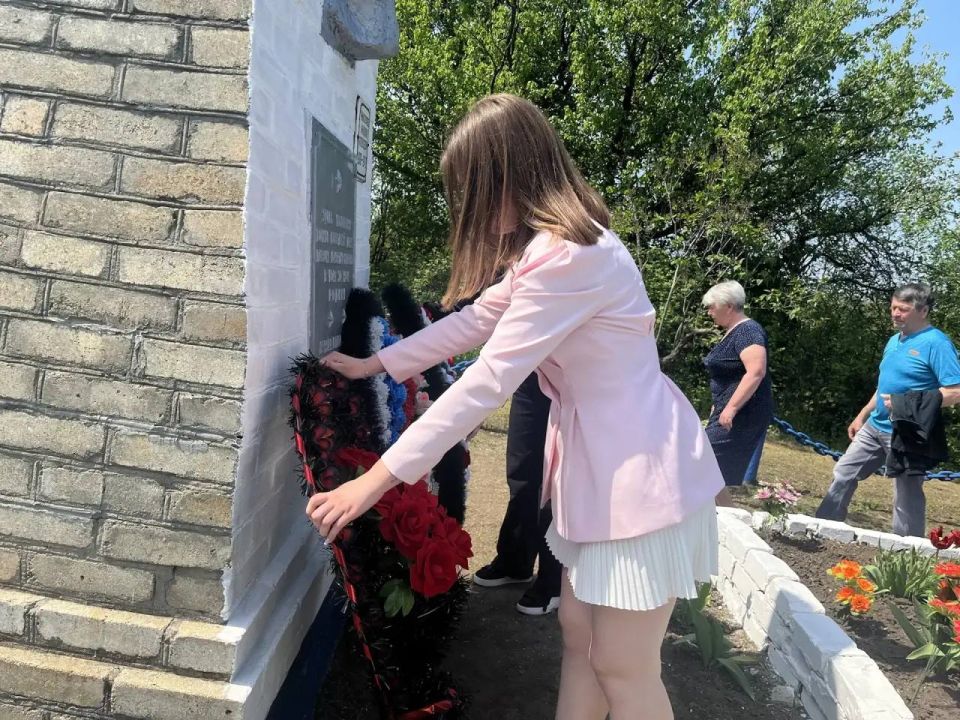 С Днём Победы!. Сегодня, 9 мая, активисты Молодежной организации ЛДПР ЛНР возложили цветы на братской могиле и почтили память погибших солдат Великой Отечественной войны С Днём Победы!. Сегодня, 9 мая, активисты Молодежной организации ЛДПР ЛНР возложили цветы на братской могиле и почтили память погибших солдат Великой Отечественной войны