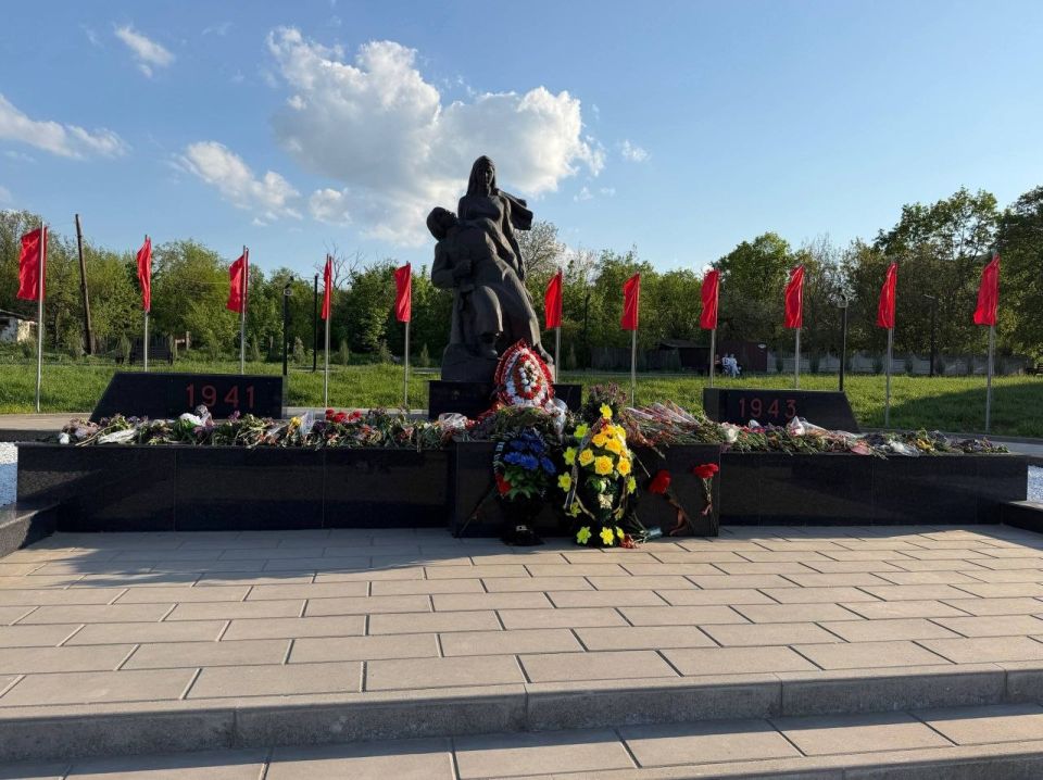 Сергей Колягин: К семи часам вечера постамент Братской могилы на обновленной площади Боевой Славы в Первомайске уже буквально усыпан цветами Сергей Колягин: К семи часам вечера постамент Братской могилы на обновленной площади Боевой Славы в Первомайске уже буквально усыпан цветами