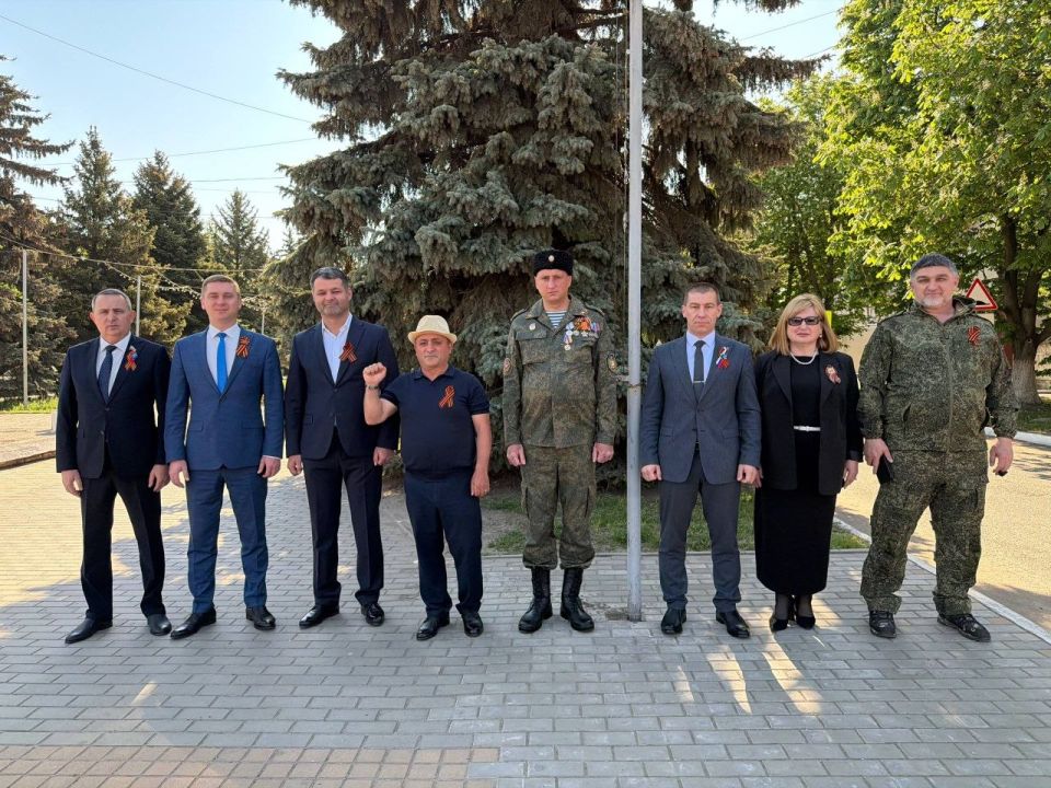 Сергей Колягин: Праздничное утро в городе Первомайске началось с торжественной церемонии поднятия копии Знамени Победы — штурмового флага 150-й ордена Кутузова II степени Идрицкой стрелковой дивизии, установленного бойцами... Сергей Колягин: Праздничное утро в городе Первомайске началось с торжественной церемонии поднятия копии Знамени Победы — штурмового флага 150-й ордена Кутузова II степени Идрицкой стрелковой дивизии, установленного бойцами...