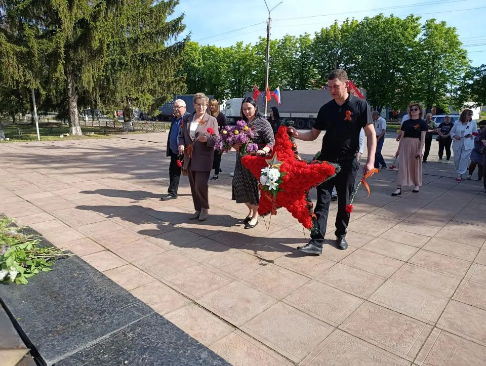 Сегодня, в День Победы, вместе с коллегами и жителями Новопсковского муниципального округа возложили цветы к мемориалу героям Великой Отечественной войны Сегодня, в День Победы, вместе с коллегами и жителями Новопсковского муниципального округа возложили цветы к мемориалу героям Великой Отечественной войны