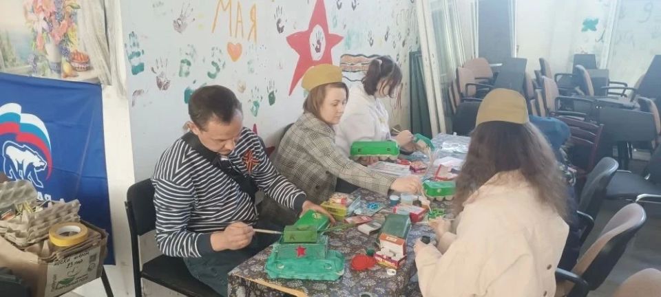 В рамках акции «В день Победы для Победы» рубежанские единороссы провели мастер-класс для школьников города по изготовлению тактических браслетов и «Танков Победы» В рамках акции «В день Победы для Победы» рубежанские единороссы провели мастер-класс для школьников города по изготовлению тактических браслетов и «Танков Победы»