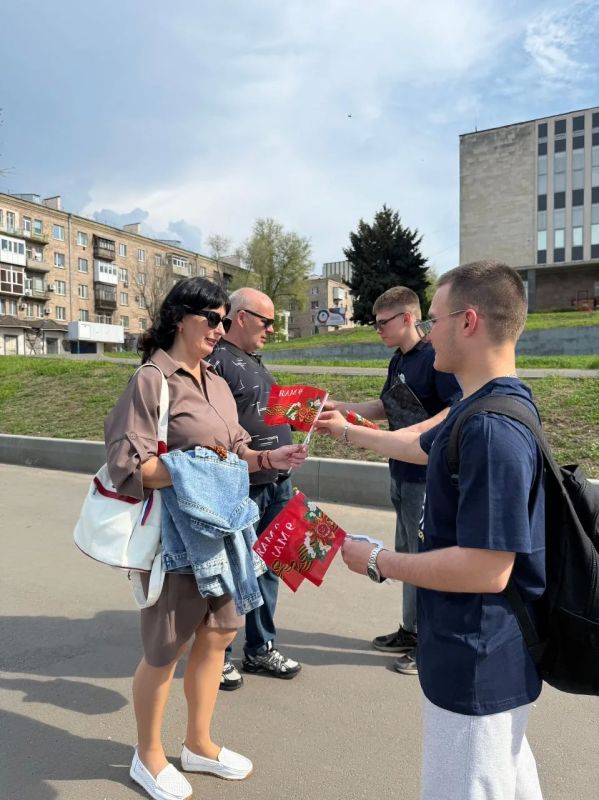 Галина Дуброва: Победный май. Вместе с муниципальным депутатом Арсеном Серджаном, ребятами из Молодежной организации ЛДПР ЛНР и Блока Жириновского мы вышли на улицы Луганска, чтобы подарить людям частичку праздника Дня... Галина Дуброва: Победный май. Вместе с муниципальным депутатом Арсеном Серджаном, ребятами из Молодежной организации ЛДПР ЛНР и Блока Жириновского мы вышли на улицы Луганска, чтобы подарить людям частичку праздника Дня...