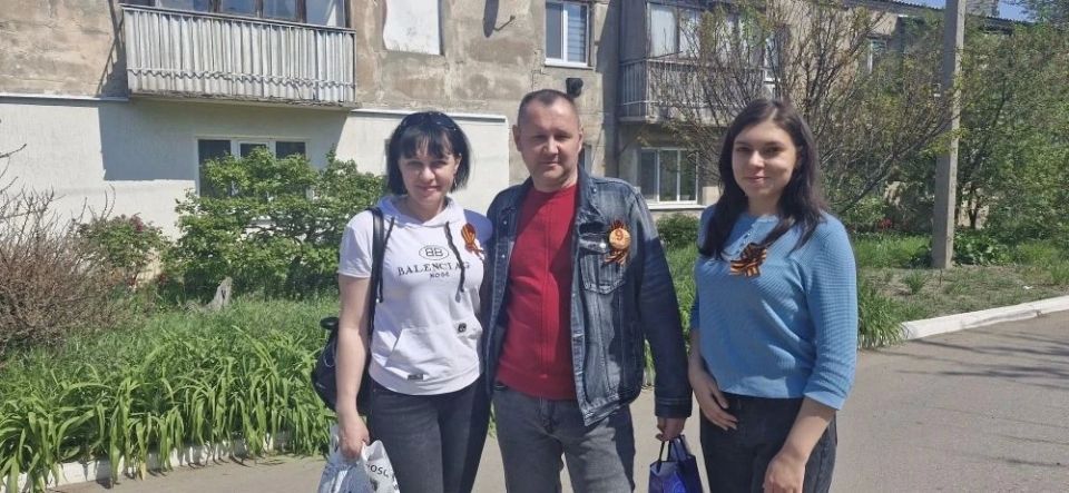 Славяносербская библиотека провела акцию "Георгиевская ленточка" Славяносербская библиотека провела акцию "Георгиевская ленточка"