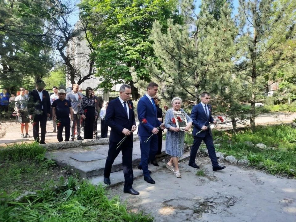 Андрей Губарев: Память, объединяющая поколения: возложение цветов к мемориалу в честь 81й годовщины Победы Андрей Губарев: Память, объединяющая поколения: возложение цветов к мемориалу в честь 81й годовщины Победы