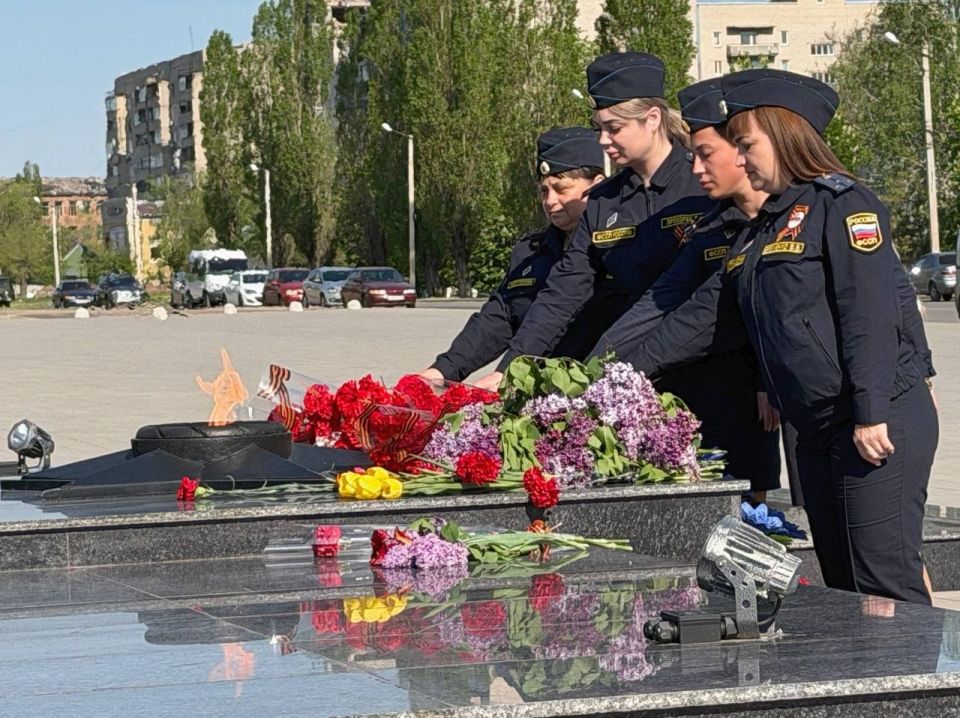 Сергей Колягин: Сразу же после церемонии поднятия копии Знамени Победы, отправились к Братской могиле советских воинов, расположенной на площади Боевой Славы в городе Первомайске Сергей Колягин: Сразу же после церемонии поднятия копии Знамени Победы, отправились к Братской могиле советских воинов, расположенной на площади Боевой Славы в городе Первомайске