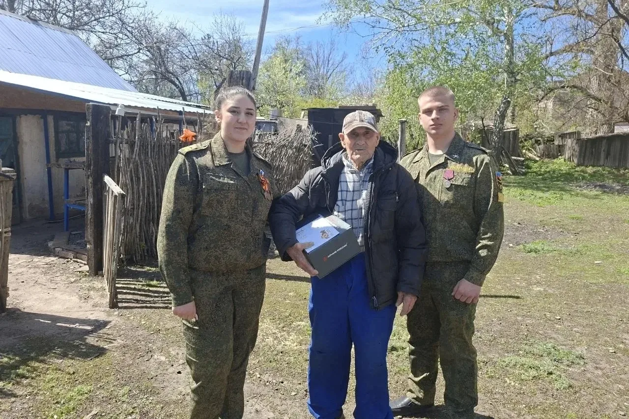 Накануне главного праздника – Дня Победы, активисты Движения Первых Свердловского муниципального округа, выполнили важную миссию: доставить лично в руки письма с теплыми поздравлениями от Президента Российской Федерации... Накануне главного праздника – Дня Победы, активисты Движения Первых Свердловского муниципального округа, выполнили важную миссию: доставить лично в руки письма с теплыми поздравлениями от Президента Российской Федерации...