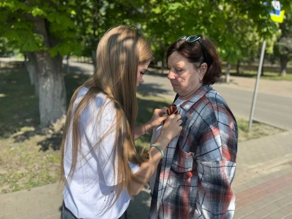 Мы помним, мы гордимся!. В День Победы участники Молодёжного совета города Кировска вышли на улицы города, чтобы подарить жителям Георгиевские ленточки — символ памяти, мужества и благодарности нашим героям Мы помним, мы гордимся!. В День Победы участники Молодёжного совета города Кировска вышли на улицы города, чтобы подарить жителям Георгиевские ленточки — символ памяти, мужества и благодарности нашим героям