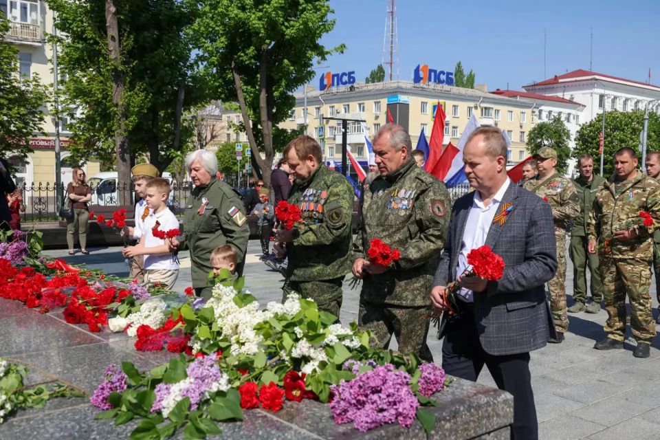 В Луганске почтили память защитников Отечества в годы Великой Отечественной войны (фоторепортаж) В Луганске почтили память защитников Отечества в годы Великой Отечественной войны (фоторепортаж)