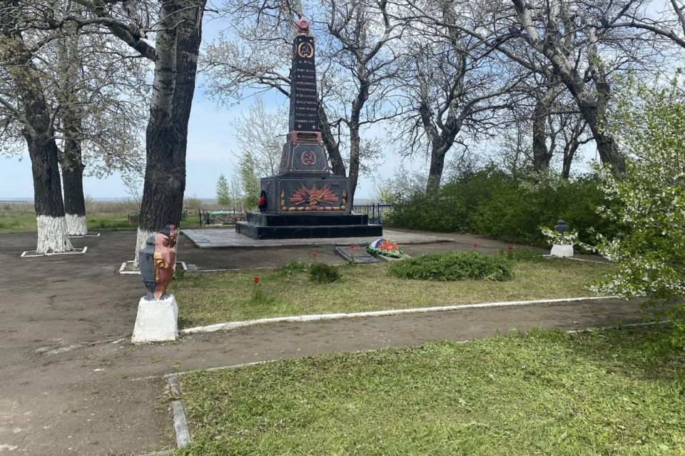 В преддверии Дня Победы сотрудники управления Червонопартизанска привели в порядок Братскую могилу у станции «Красная Могила» В преддверии Дня Победы сотрудники управления Червонопартизанска привели в порядок Братскую могилу у станции «Красная Могила»