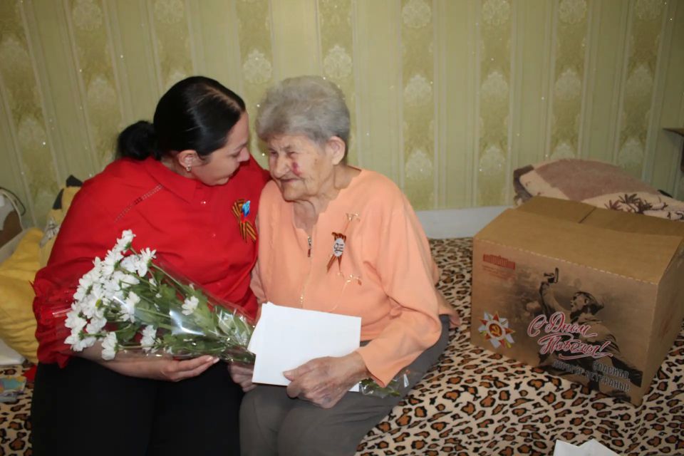 По поручению Главы Луганской Народной Республики Леонида Ивановича Пасечника поздравила ветерана Великой Отечественной войны Марию Ивановну Пушкарь с Днём Победы и передала подарки По поручению Главы Луганской Народной Республики Леонида Ивановича Пасечника поздравила ветерана Великой Отечественной войны Марию Ивановну Пушкарь с Днём Победы и передала подарки