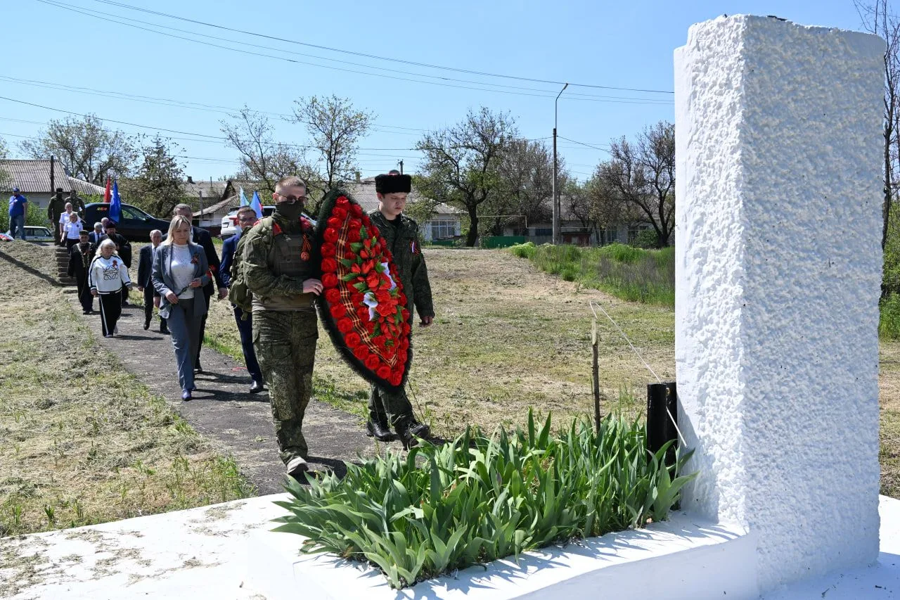 Особенно тронуло то, что в каждом жилмассиве мы встречали людей — небольшими группами, с цветами они шли к воинским захоронениям Особенно тронуло то, что в каждом жилмассиве мы встречали людей — небольшими группами, с цветами они шли к воинским захоронениям