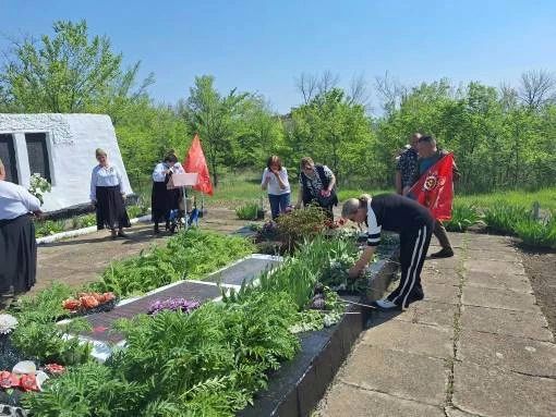 Сегодня работники отдела по жизнеобеспечению п. Поречье, пгт Изварино, пгт Урало-Кавказ собрались, чтобы почтить память героев Великой Отечественной войны Сегодня работники отдела по жизнеобеспечению п. Поречье, пгт Изварино, пгт Урало-Кавказ собрались, чтобы почтить память героев Великой Отечественной войны