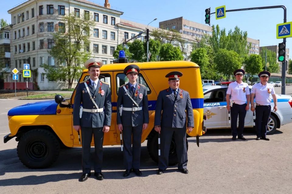 Ретро-ГАИ, оркестр и георгиевские ленты: сотрудники МВД устроили праздник в луганском сквере Ретро-ГАИ, оркестр и георгиевские ленты: сотрудники МВД устроили праздник в луганском сквере