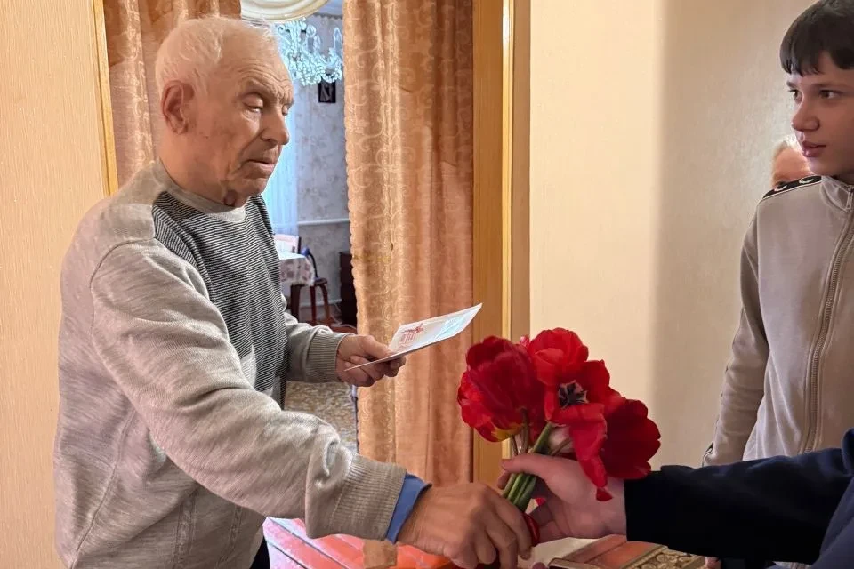 Накануне главного праздника – Дня Победы, активисты Движения Первых Свердловского муниципального округа, выполнили важную миссию: доставить лично в руки письма с теплыми поздравлениями от Президента Российской Федерации... Накануне главного праздника – Дня Победы, активисты Движения Первых Свердловского муниципального округа, выполнили важную миссию: доставить лично в руки письма с теплыми поздравлениями от Президента Российской Федерации...