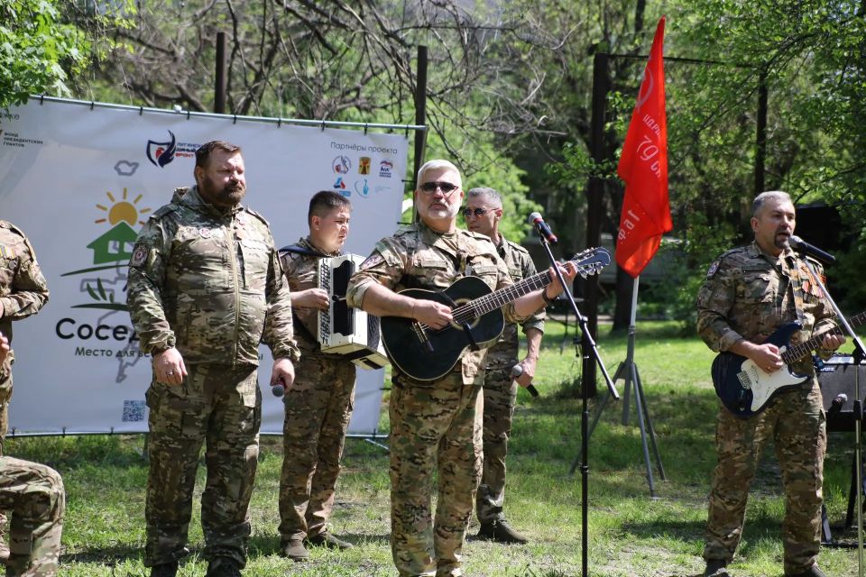 В День Победы во дворах участников Великой Отечественной войны прошли праздничные концерты В День Победы во дворах участников Великой Отечественной войны прошли праздничные концерты