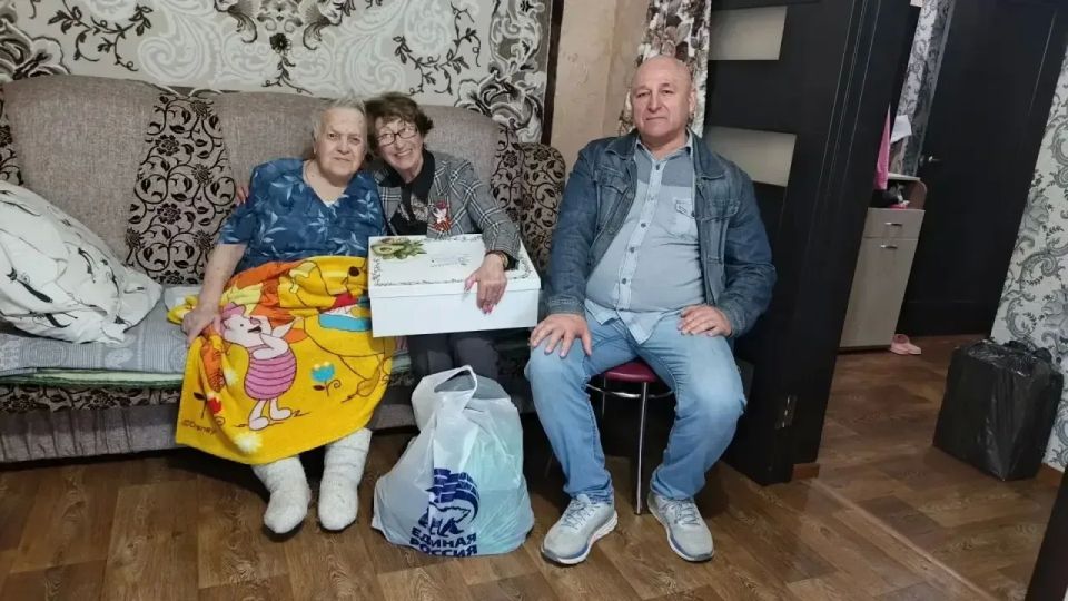 В преддверии Дня Победы председатель Совета города Рубежное Нелли Задирака и советник главы администрации Геннадий Царьков поздравили почётных граждан города В преддверии Дня Победы председатель Совета города Рубежное Нелли Задирака и советник главы администрации Геннадий Царьков поздравили почётных граждан города