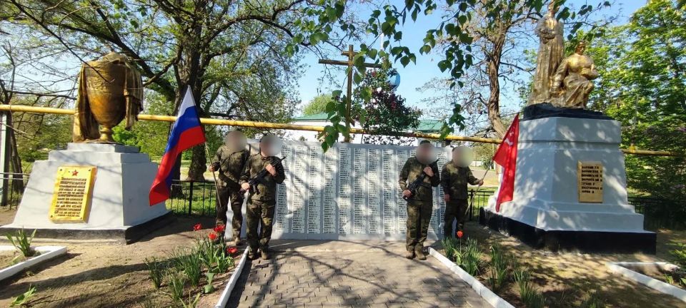 В преддверии Дня Великой Победы работники Петровского Дома культуры, совместно с Петровским ОЖО и военнослужащими, почтили память павших в Великую Отечественную войну за свободу и независимость нашей Родины минутой молчания... В преддверии Дня Великой Победы работники Петровского Дома культуры, совместно с Петровским ОЖО и военнослужащими, почтили память павших в Великую Отечественную войну за свободу и независимость нашей Родины минутой молчания...