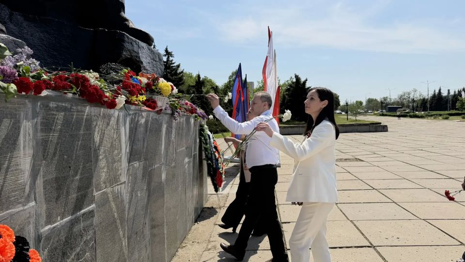 В единстве культуры и памяти: деятели искусства ЛНР возложили цветы к мемориалам Луганска в День Победы В единстве культуры и памяти: деятели искусства ЛНР возложили цветы к мемориалам Луганска в День Победы