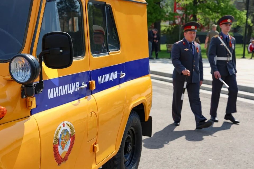 Ретро-ГАИ, оркестр и георгиевские ленты: сотрудники МВД устроили праздник в луганском сквере Ретро-ГАИ, оркестр и георгиевские ленты: сотрудники МВД устроили праздник в луганском сквере