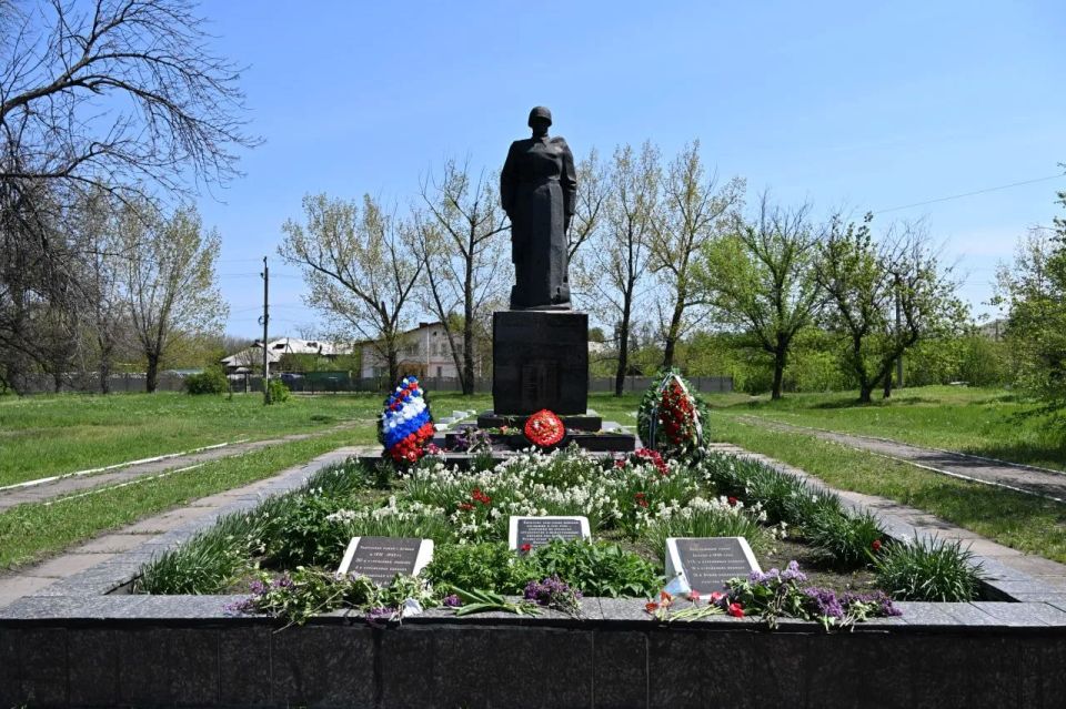 Особенно тронуло то, что в каждом жилмассиве мы встречали людей — небольшими группами, с цветами они шли к воинским захоронениям Особенно тронуло то, что в каждом жилмассиве мы встречали людей — небольшими группами, с цветами они шли к воинским захоронениям