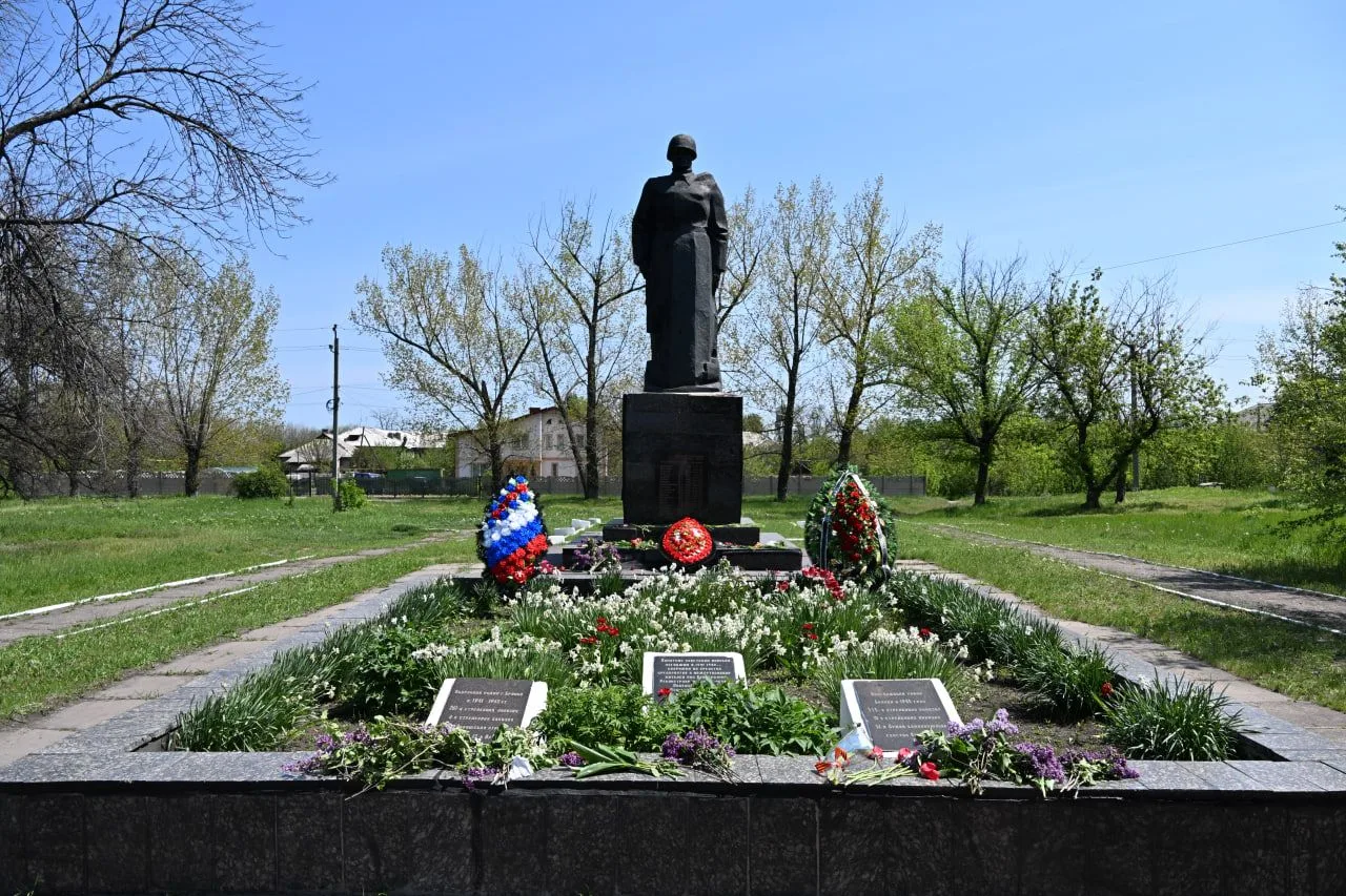 Особенно тронуло то, что в каждом жилмассиве мы встречали людей — небольшими группами, с цветами они шли к воинским захоронениям Особенно тронуло то, что в каждом жилмассиве мы встречали людей — небольшими группами, с цветами они шли к воинским захоронениям