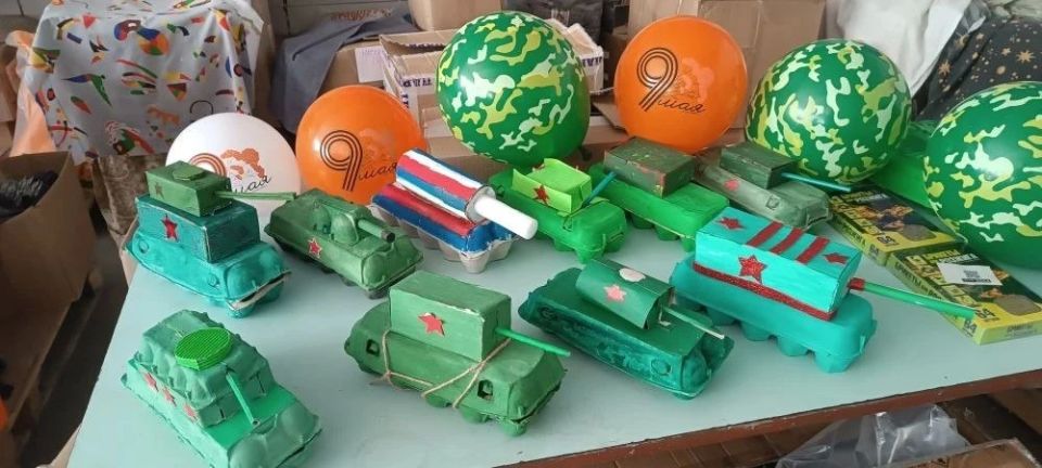 В рамках акции «В день Победы для Победы» рубежанские единороссы провели мастер-класс для школьников города по изготовлению тактических браслетов и «Танков Победы» В рамках акции «В день Победы для Победы» рубежанские единороссы провели мастер-класс для школьников города по изготовлению тактических браслетов и «Танков Победы»