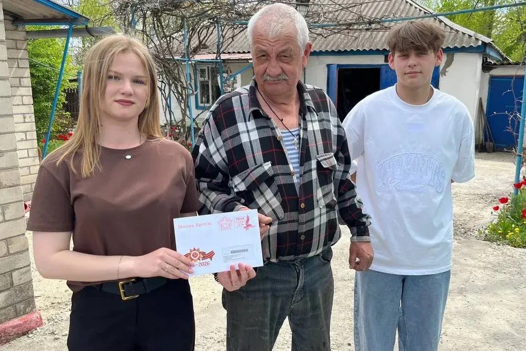 Накануне главного праздника – Дня Победы, активисты Движения Первых Свердловского муниципального округа, выполнили важную миссию: доставить лично в руки письма с теплыми поздравлениями от Президента Российской Федерации...
