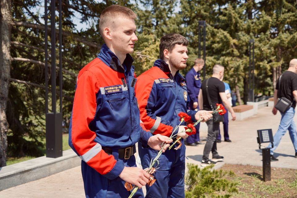 У подножия памяти. В День Победы добровольцы Луганского РО ВСКС возложили цветы к мемориальному комплексу «Острая могила» в Луганске У подножия памяти. В День Победы добровольцы Луганского РО ВСКС возложили цветы к мемориальному комплексу «Острая могила» в Луганске