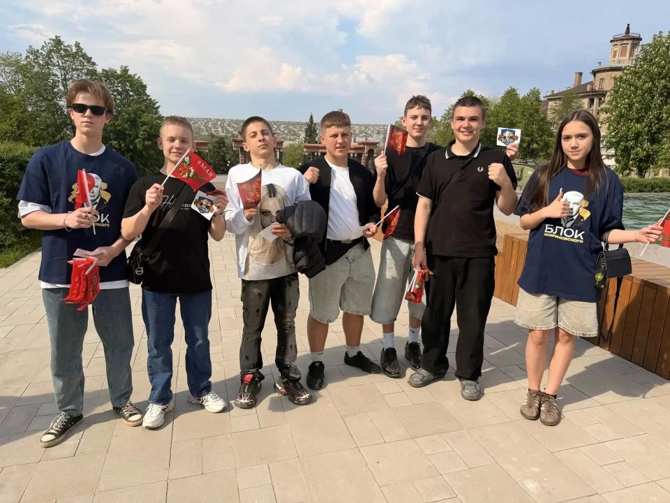 Галина Дуброва: Победный май. Вместе с муниципальным депутатом Арсеном Серджаном, ребятами из Молодежной организации ЛДПР ЛНР и Блока Жириновского мы вышли на улицы Луганска, чтобы подарить людям частичку праздника Дня... Галина Дуброва: Победный май. Вместе с муниципальным депутатом Арсеном Серджаном, ребятами из Молодежной организации ЛДПР ЛНР и Блока Жириновского мы вышли на улицы Луганска, чтобы подарить людям частичку праздника Дня...