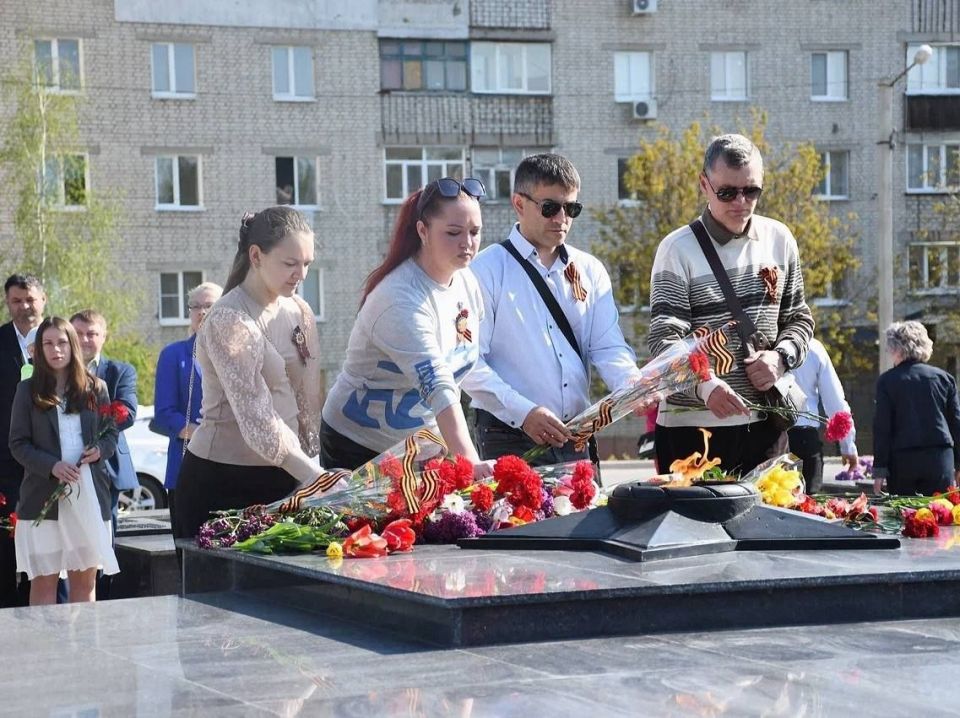 Сергей Колягин: Сразу же после церемонии поднятия копии Знамени Победы, отправились к Братской могиле советских воинов, расположенной на площади Боевой Славы в городе Первомайске Сергей Колягин: Сразу же после церемонии поднятия копии Знамени Победы, отправились к Братской могиле советских воинов, расположенной на площади Боевой Славы в городе Первомайске