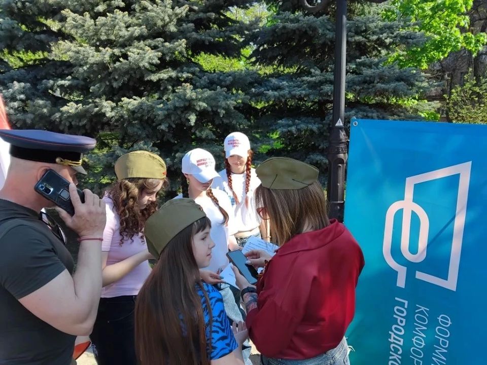 В День Победы представители органов местного самоуправления Антрацитовского муниципального округа почтили память героев Великой Отечественной войны — возложили цветы к памятным местам города В День Победы представители органов местного самоуправления Антрацитовского муниципального округа почтили память героев Великой Отечественной войны — возложили цветы к памятным местам города