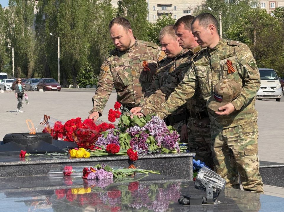 Сергей Колягин: Сразу же после церемонии поднятия копии Знамени Победы, отправились к Братской могиле советских воинов, расположенной на площади Боевой Славы в городе Первомайске Сергей Колягин: Сразу же после церемонии поднятия копии Знамени Победы, отправились к Братской могиле советских воинов, расположенной на площади Боевой Славы в городе Первомайске