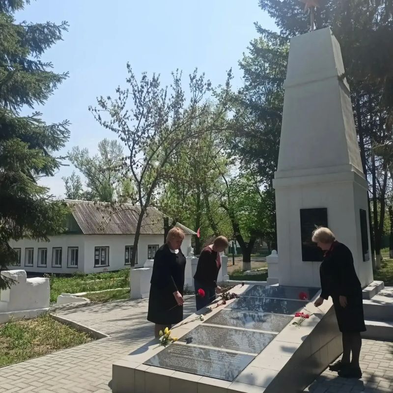 Сотрудники отделов жизнеобеспечения территорий администрации Краснолучского городского округа возложили цветы к памятникам и братским могилам времен Великой Отечественной войны в знак глубокой признательности ветеранам и... Сотрудники отделов жизнеобеспечения территорий администрации Краснолучского городского округа возложили цветы к памятникам и братским могилам времен Великой Отечественной войны в знак глубокой признательности ветеранам и...